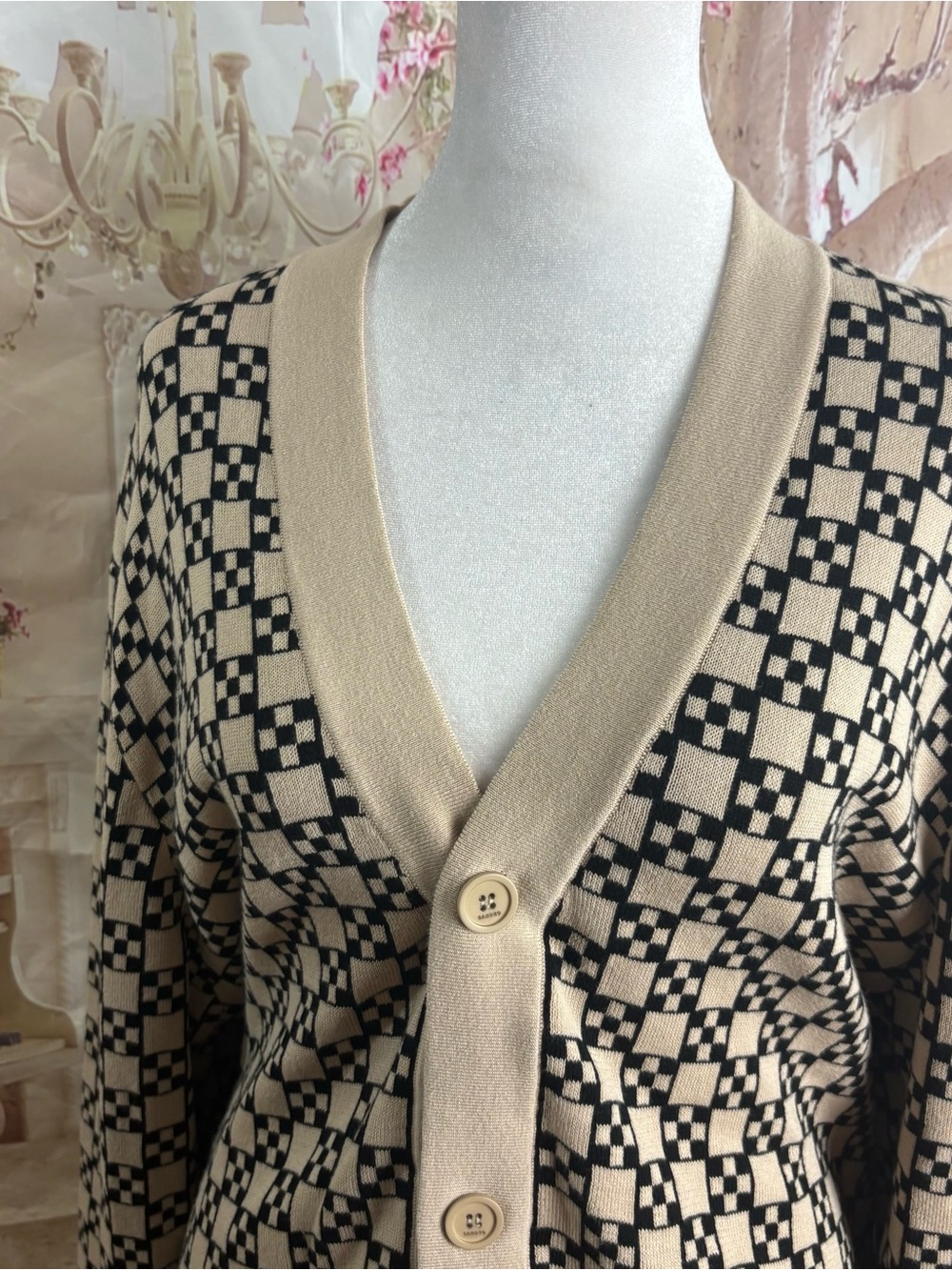 🔥FINAL SALE FREE SHIPPING!🔥 NEW Sandro Beige and Black Geometric V-Neck Cardigan - Picture 4 of 14